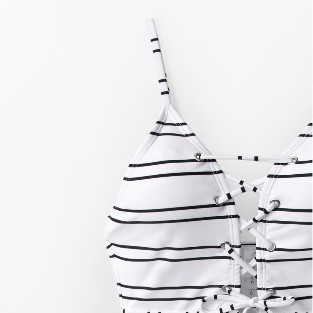 ☀️🆕☀️Black and white lace up one piece swimsuit - Picture 3 of 6